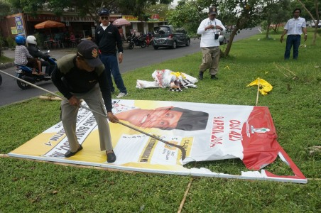 Bawaslu Banten Desak Satpol PP Turunkan Paksa Atribut Kampanye