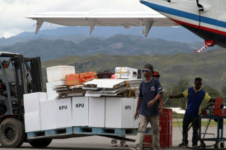 TNI Bantu Pendistribusian Logistik Pemilu ke Mamberamo Raya