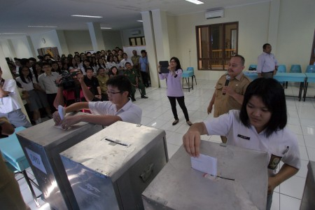 Sehari Jelang Pemilu, Beredar KTP di Bawah 17 tahun