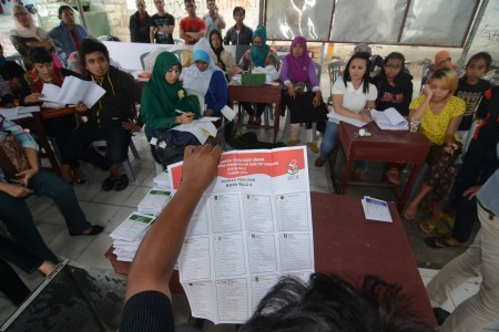 Undangan Memilih di Pontianak Disisipi Kartu Nama Caleg