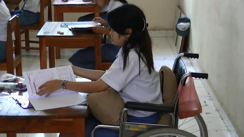 Siswi SMA Timor Tengah Utara Ujian di Kursi Roda