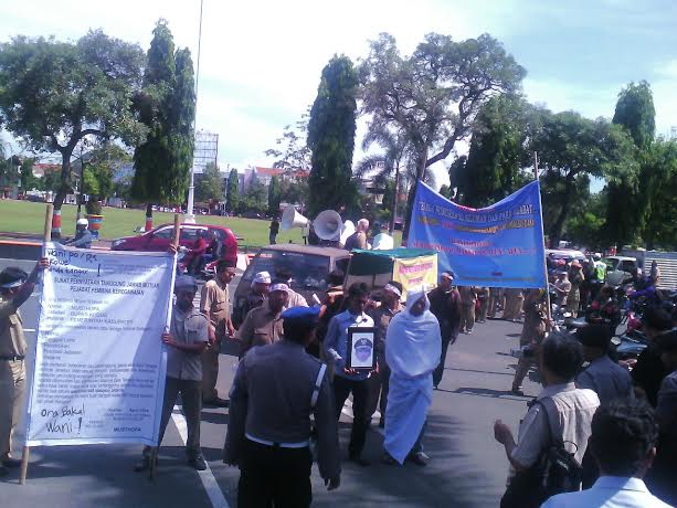 Pocong Datangi Kantor Bupati, Tuntut Transparansi Pegawai Honorer