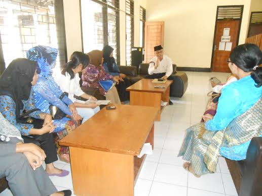 Merasa Dicurangi, Puluhan Caleg Perempuan Duduki Bawaslu NTB