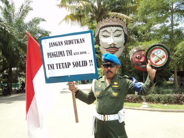 Anggota TNI Aksi Jam Tangan Membela Moeldoko