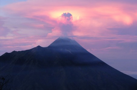 Status Waspada, Jalur Pendakian Merapi Ditutup