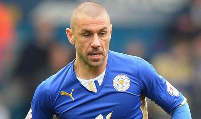 Striker Leicester Kevin Phillips Gantung Sepatu