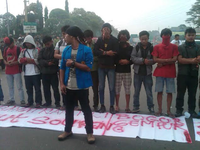 Dukung Buruh, Mahasiswa di Bogor Sholat di Tengah Jalan