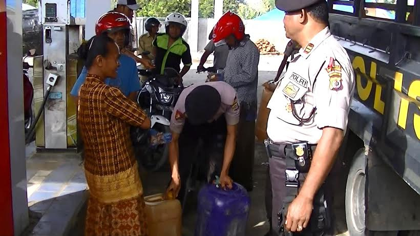 Respon Kelangkaan BBM, Polres Sita Jerigen Pengecer