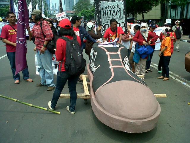 Sepatu Raksasa Buruh Jurnalis Mejeng di May Day Jakarta