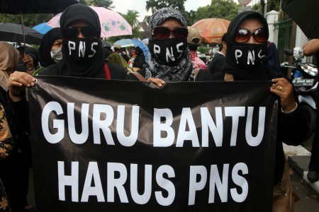 Digaji Rp 100 Ribu/bulan, Tenaga Honorer K2 Ikut Demo Presiden