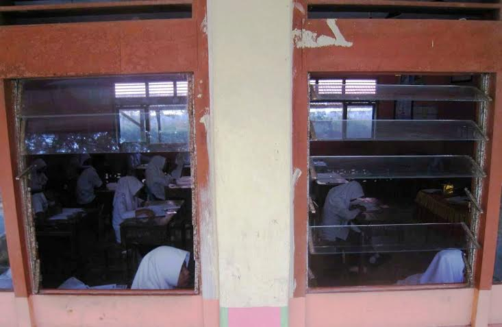 Pelajar SMP di Aceh Terpaksa Jalani UN di Ruang yang Rusak