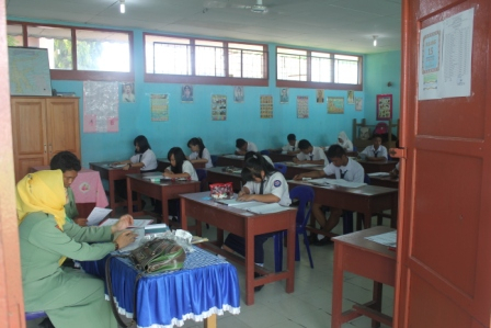 Anak-Anak TKI di Pedalaman Ikuti UN SMP