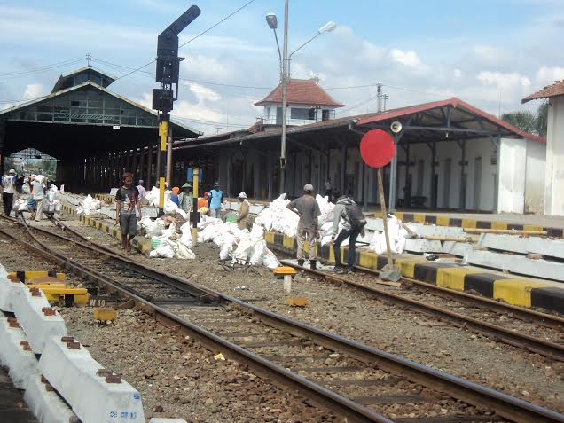 Puluhan Baut Rel Kereta Api di Jombang Banyak Hilang