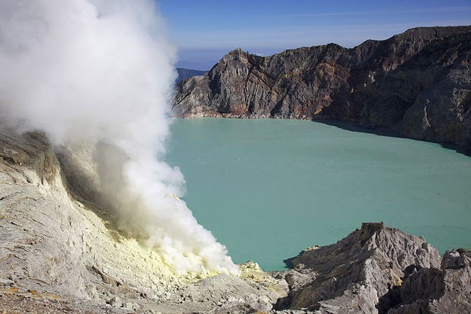 Polisi Jaga Jalur Pendakian Menuju Gunung Ijen