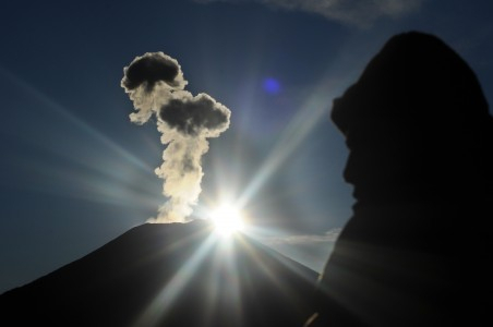 Gunung Slamet Siaga, Masyarakat Menjauh Dari Radius 4 Kilo