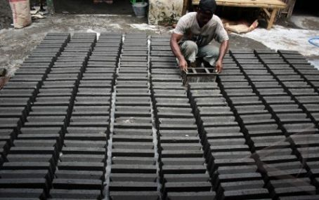 Penganggur di Kupang Dilatih Bikin Batako