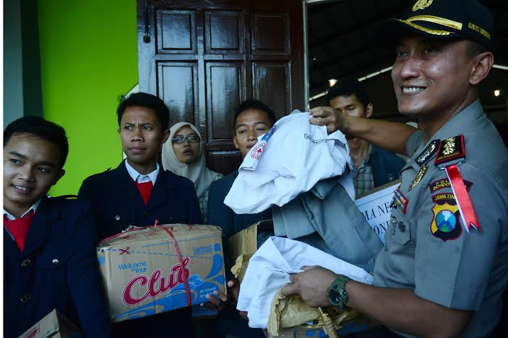 Cegah Corat-Coret Baju, Polisi  Tampung Ribuan Seragam Sekolah