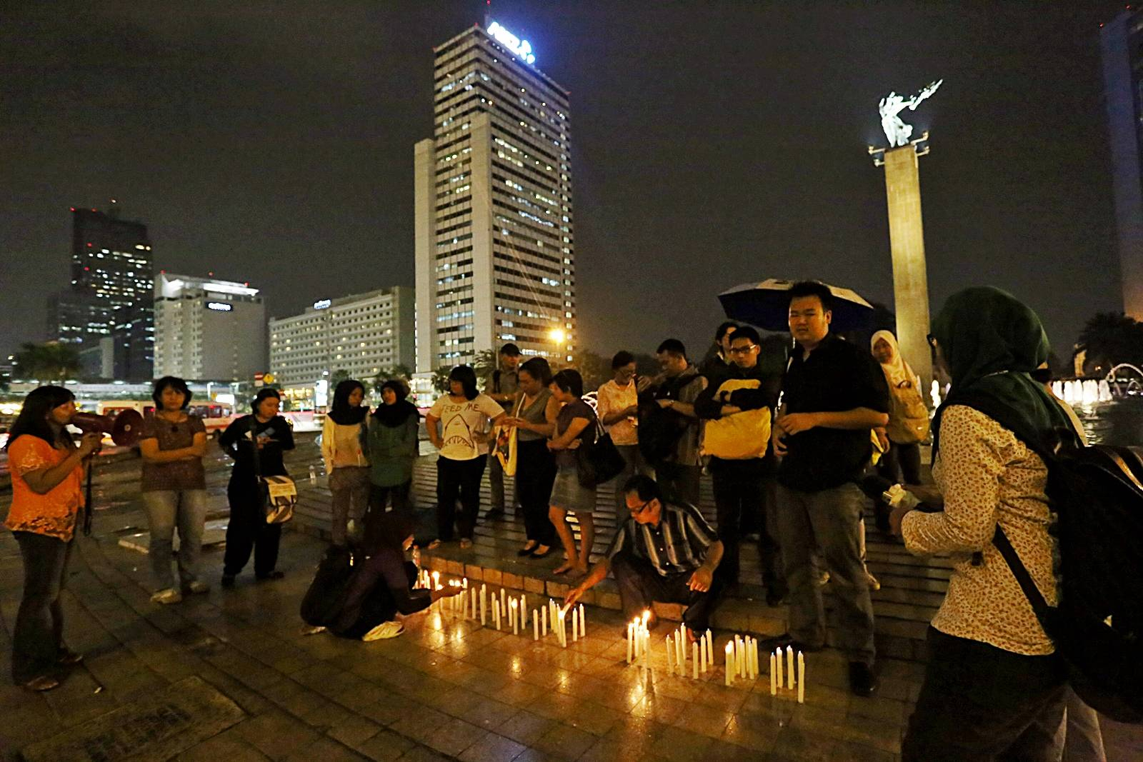 Perempuan Gelar Aksi Lilin Untuk Korban Perkosaan Mei
