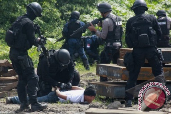 Polisi Bekuk 9 Tersangka Teroris di 3 Lokasi Berbeda
