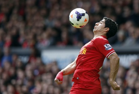 Dituding Penyebab Cederanya Suarez, Bek Newcastle Diancam Dibunuh