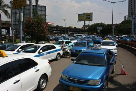 Puluhan Sopir Taksi di Lombok Tuntut Kenaikan Kesejahteraan