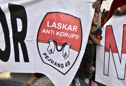 Puluhan Mahasiswa Desak Kejati Maluku Tangkap Bupati Seram Bagian Barat