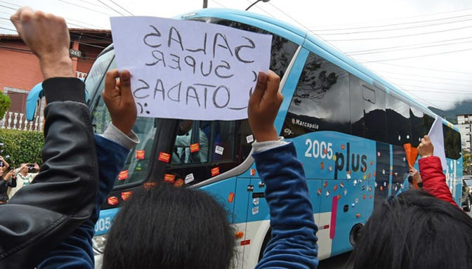 Bus Timnas Brasil Diserang Ratusan Guru