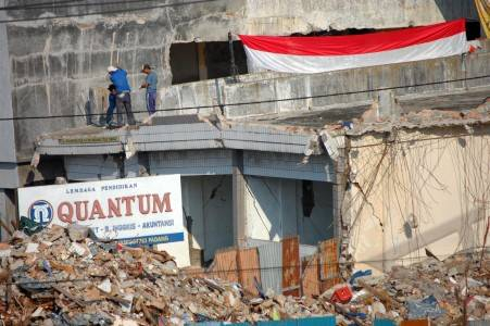 Tim Penyelamat Kesulitan Evakuasi Puluhan Korban Timbunan Ruko Samarinda