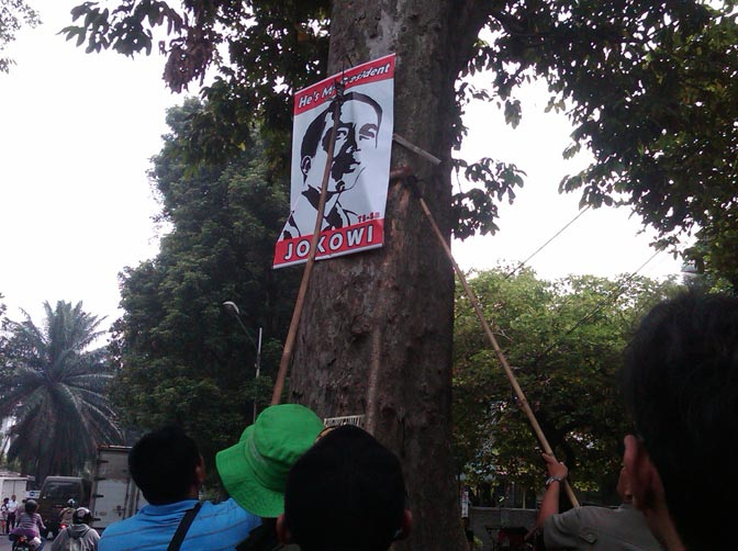 Gara-gara Nempel di Pohon, Satpol PP Bogor Copot Gambar Jokowi