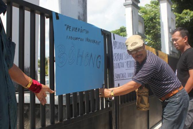 Masyarakat Adat Krayan Tutup Bandara Nunukan