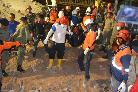 Evakuasi Ruko di Samarinda Dihentikan, 12 Tewas
