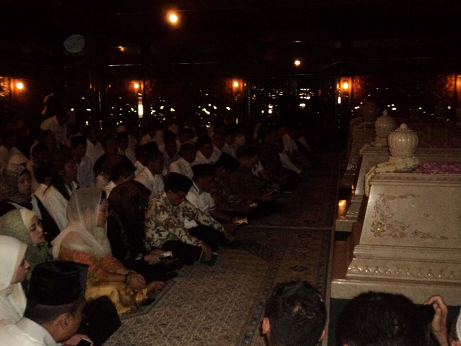 Prabowo Ziarah ke Makam Soeharto