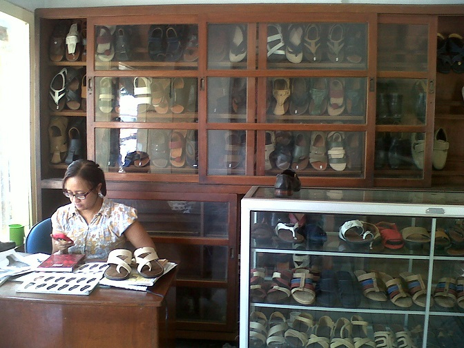 Harga Kulit Naik, Pengrajin Sepatu Lokal Resah