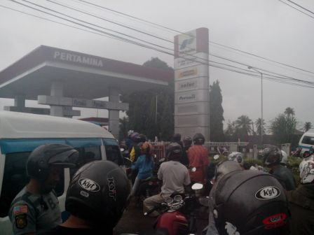 BBM Langka, Hujan pun Warga Rela Antre BBM