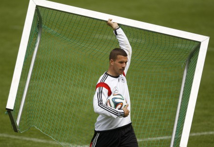 Podolski Persembahkan Kemenangan untuk Schumacher