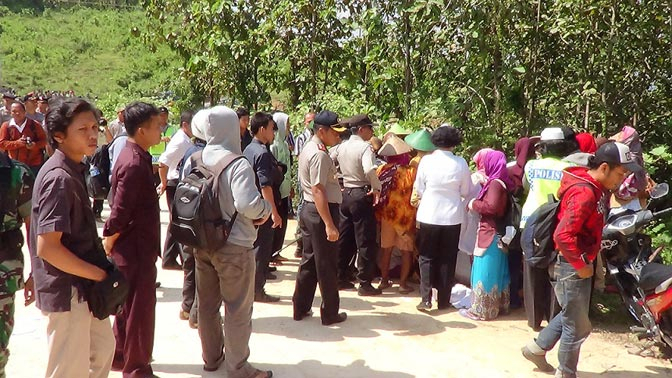Puluhan Perempuan Bertahan di Lokasi PT Semen Indonesia