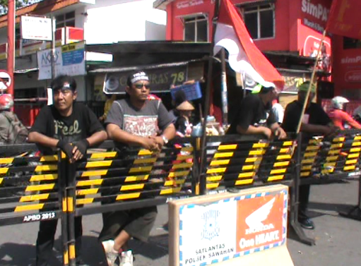 Pakai Mebel, Warga Dolly Blokade Jalan