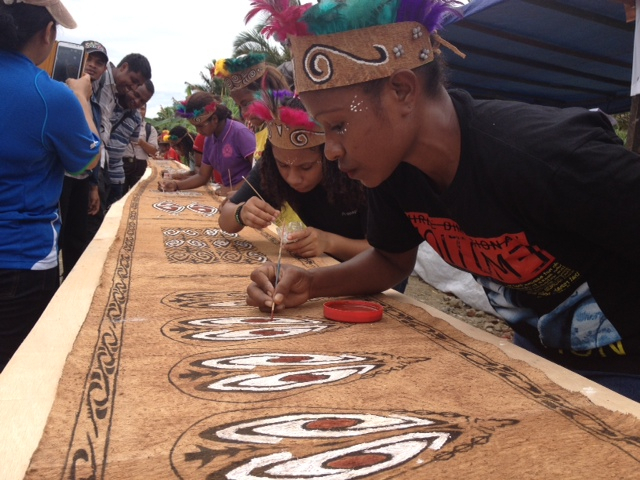 Dua Rekor Muncul di Festival Danau Sentani