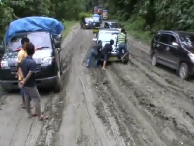 Trans Sulawesi Rusak Parah, Pemda Dituding Tak Acuh
