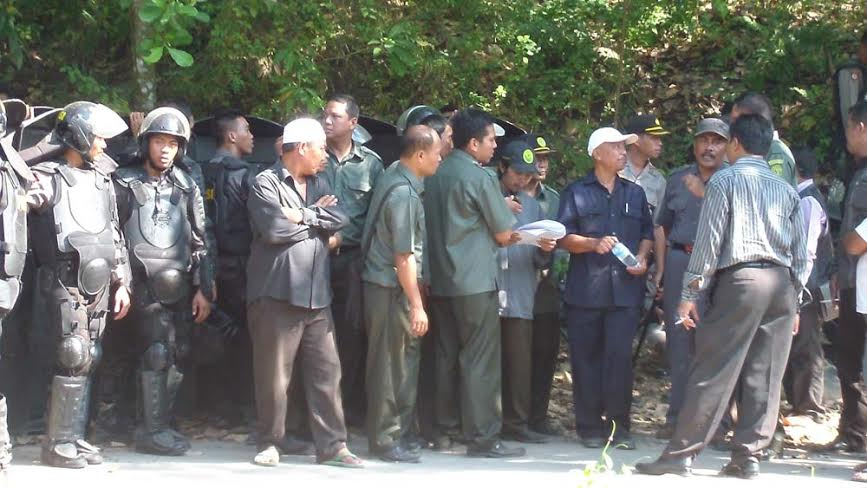 Sengketa Lahan, Polisi dan Warga Mataram Saling Serang