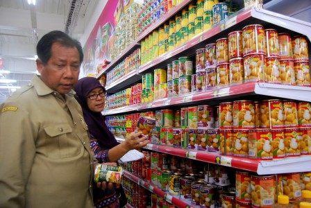 Dinas Kesehatan Bondowoso Pantau Makanan Kadaluarsa