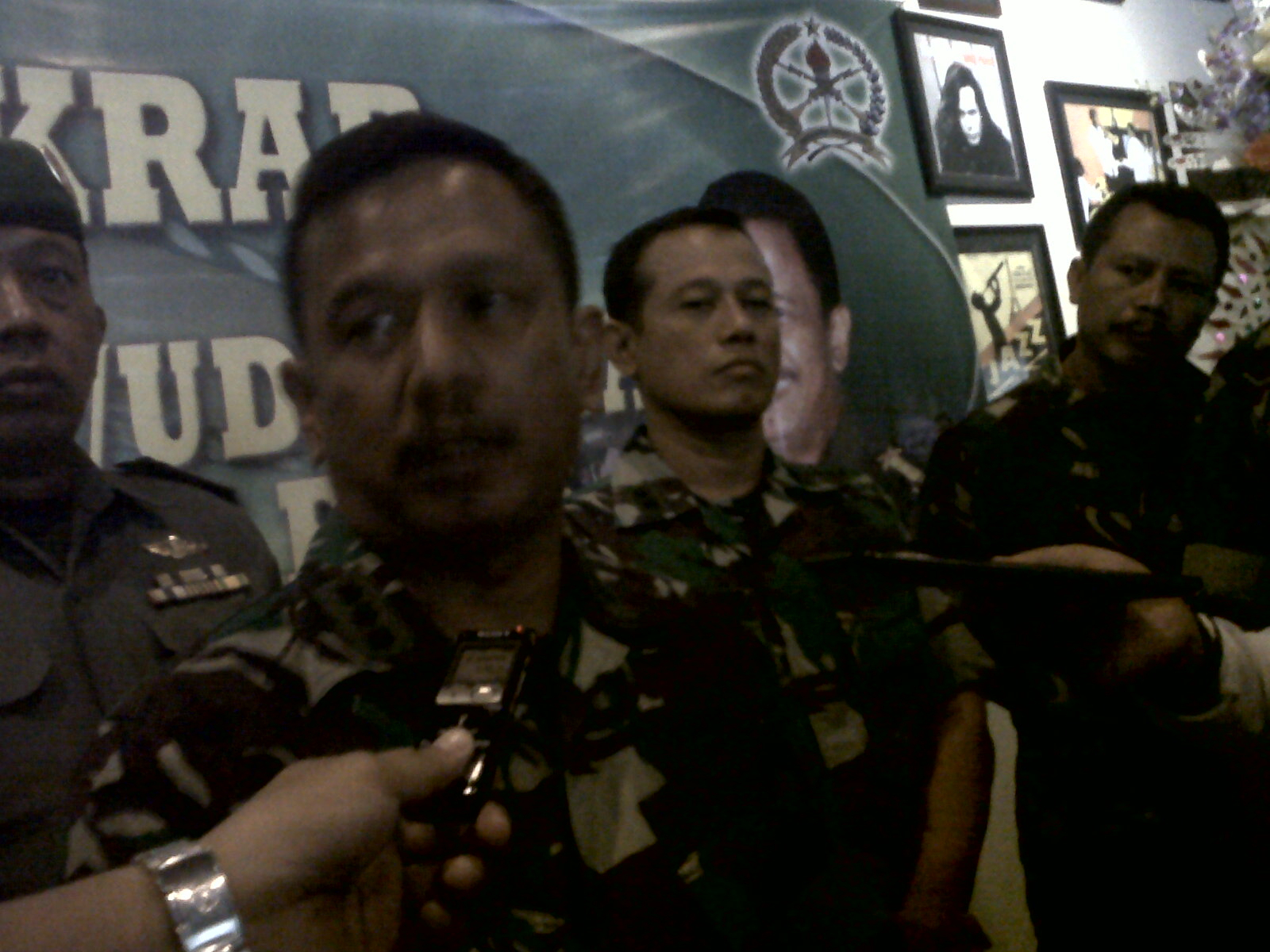 Helikopter TNI di Bali Waspada Layang-layang