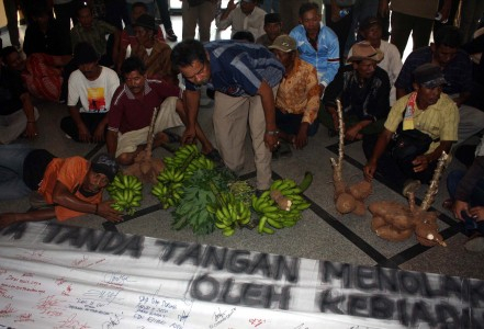 Diserbu Brimob, 8 Petani Karawang Dilarikan ke Rumah Sakit