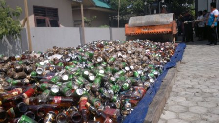 Hampir 10 Ribu Botol Miras Ilegal Asal Malaysia Dimusnahkan