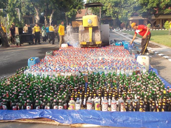 Ribuan Liter Miras Oplosan di Jombang Dimusnahkan