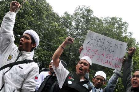 Muslim Ahmadiyah Ciamis Tarawih Pertama di Teras Masjid