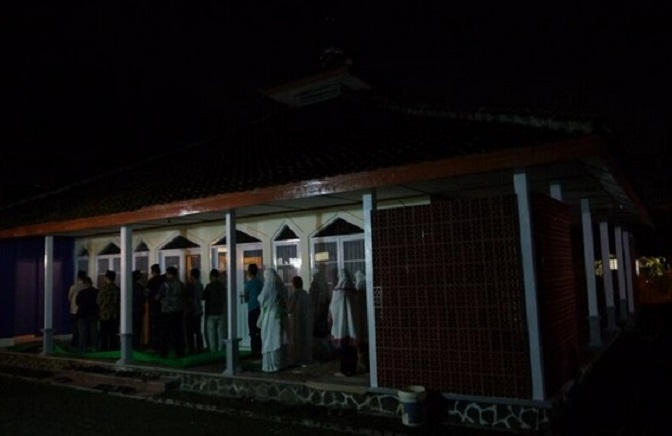 Ahmadiyah Ciamis Tarawih Pertama di Depan Spanduk Penutupan Masjid