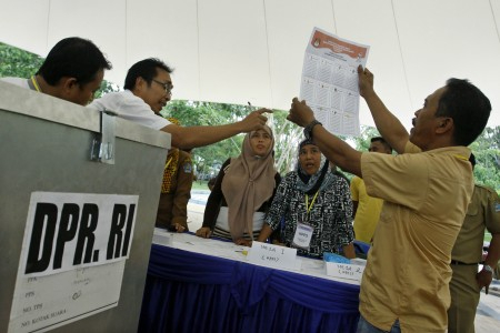 Bawaslu Pantau Pilpres di Perbatasan RI - Tiles