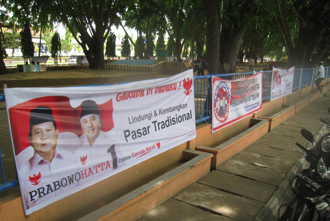 Banyak Alat Kampanye Di Lhokseumawe Dipasang di Ruang Publik