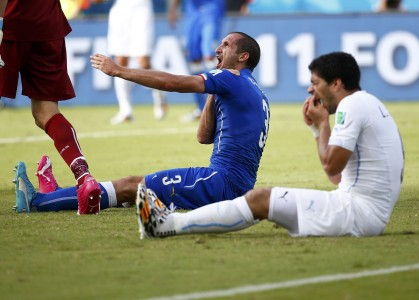 Mourinho: Suarez Layak Dihukum